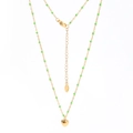 Détail du collier cœur en acier doré avec perles vertes et fermoir mousqueton réglable - Perles Vert Herbe