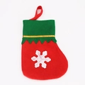 Mini chaussette de Noël en feutre rouge et vert avec motif flocon et bordure dorée - Gros Flocon de Neige