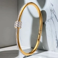 Makroaufnahme des goldenen Edelstahlarmreifens mit Zirkon-Besatz und Luxus-Details - Einheitsgröße / Gold