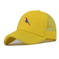 Detail der gelben Trucker-Kappe mit bunter Papageien-Stickerei und atmungsaktivem Mesh-Netz - Gelb
