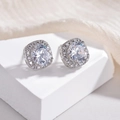 Pendientes de plata con circonitas redondas y halo cuadrado para un estilo minimalista - Circón Blanco