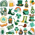 Collezione di toppe ricamate con trifoglio e leprechaun per San Patrizio su sfondo bianco - Set Stili Misti