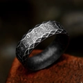 Anillo de runas vikingas nórdicas en acero inoxidable con acabado martillado negro - Talla EE. UU. 8 / 8mm / Negro antiguo