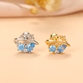 Gros plan des boucles d'oreilles planète avec zircons bleus en finitions argent et or - 8# Saturne d'Argent Gemme Bleue