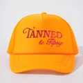 Détail de la casquette trucker orange avec broderie TANNED & Tipsy et corde décorative - Taille unique / Orange