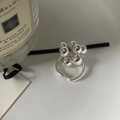 Detalle de anillo de racimo de cuentas plateadas en latón junto a una vela - Anillo racimo de uvas / Plateado