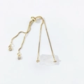 Detail view of the adjustable golden bolo bracelet with raw transparent crystal stone - White Crystal