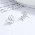 Orecchini a perno a camelia in argento 925 con elegante perla bianca da donna - Argento 925 / Oro Bianco/Paio