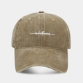 Dettaglio del ricamo bianco su cappello da baseball in cotone lavato color kaki - Cachi