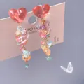 Détail de boucles d'oreilles pendantes avec cœurs en résine rose et perles de pierre colorées - Cœur Rose (8#)
