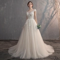 Elegantes weißes Hochzeitskleid mit Spitzenapplikationen, Rundhalsausschnitt und langer Schleppe - US size 2 (S) / Elfenbein