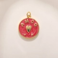 Pendentif rond doré en émail rouge avec inscription Amor et un petit coeur - A619 Rouge AMOR