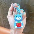 Simpatico portachiavi a forma di orso blu con fragola in silicone per borse - Orso Fragola con Fragola - Blu