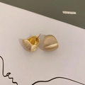 Orecchini a lobo in oro opaco minimalisti con finitura spazzolata e design a cupola - Superficie Curva Irregolare Oro Opaco (925 Sterling Silver Earring Post)