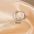 Detailaufnahme von 10mm poliertem Edelstahl-Creole-Ohrring auf glänzendem Seidenstoff - 1 STK / 10mm / Silber