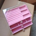 Dreischichtiger Acryl-Schmuck-Organizer mit rosa Samtfutter und Kristallgriffen - 23.5*13.5*11cm / Rosa
