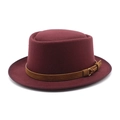 Chapeau Pork Pie en laine bordeaux classique avec bande en cuir brun et boucle dorée - Bordeaux