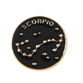 Broche esmaltado del signo Escorpio dorado con fondo negro y mapa estelar de constelación - Escorpio (XZ6173)
