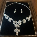 Set gioielli in argento con collana e orecchini di cristallo su cornice di velluto - Goccia d'Argento (Set)