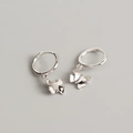 Orecchini a cerchio minimalisti in argento sterling S925 con pendente a farfalla lucida - Oro Bianco