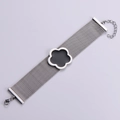 Bracciale in maglia di acciaio argentato intrecciato con fiore nero e chiusura a moschettone - Color Acciaio