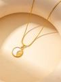 Détail du collier doré avec pendentif soleil et incrustation de nacre sur fond chaud - Lune en Coquillage Blanc