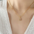 Titanium stalen ketting in goud met een met zirkonia ingelegde letter B hanger - Letter B / Goud