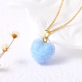 Détail du collier avec pendentif cœur bleu clair et texture cristalline scintillante - Bleu clair