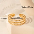 Bracciale a polsino regolabile dorato stile serpente e ginkgo con finitura martellata - Stile a Triplo Strato Martellato (YB-187)
