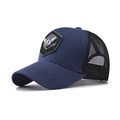 Detalle de gorra de béisbol azul marino con emblema de águila y malla trasera negra - M (56-58cm) / Águila Azul Marino