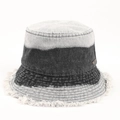 Chapeau bob en denim rétro avec dégradé de couleurs et bords effilochés sur fond blanc - M(56-58cm) / Noir Effiloché