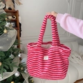 Plüsch-Tragetasche mit rosa und roten Streifen und Doppelgriffen im Wohnzimmer - Horizontaler Stil / Horizontaler rosa Streifen