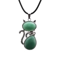 Vue détaillée du pendentif chat en pierres vertes avec monture en métal argenté - Nsn0143 Pendentif Chat En Aventurine Verte Et Corde Cirée