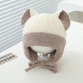 Dettaglio cappello invernale neonato con ricamo elefante e orecchie di peluche - 1-4 Anni / Bianco