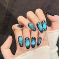 Dunkelblaue Verlauf-Nägel zum Aufkleben mit Katzenaugen-Glitzer und weißem Sternen-Design - Groß (L) / 1046-Medium Oval