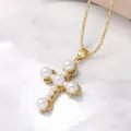 Kruis hanger parelketting verguld met witte imitatieparels op marmeren achtergrond - Stijl C-Parelkruis