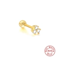 Makroaufnahme von 925er Sterlingsilber Goldohrring mit drei funkelnden Kristallen - Gold 3-Zirkon Klarer Stein