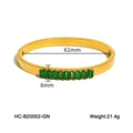 Detailansicht eines Goldarmbands mit Smaragdschliff-Edelsteinen und 61 mm Durchmesser - Goldener Grüner Rechteckiger Zirkonia-Armreif (HC-B20002-GN)