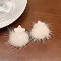 Boucles d'oreilles étoiles blanches en peluche avec finition douce en fausse fourrure - Pentagramme en Peluche Blanche (2806)