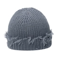 Détail du bonnet en maille grise avec bords effilochés et finitions style déstructuré - M (56-58cm) / Gris