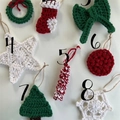 Set de adornos navideños hechos a mano a ganchillo en colores clásicos rojo verde y blanco - Modelo 5