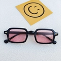 Retro eckige schwarze Sonnenbrille mit rosa Gläsern und goldenen Nieten am Rahmen - Schwarzer Rahmen Rosa Gläser