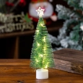 Mini beleuchteter Weihnachtsbaum mit Schneenadeln auf warmem Vintage Holztisch - Warmes Licht - Groß