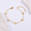 Elegante bracciale placcato oro con cinque ciondoli a cuore in texture madreperla bianca - Bracciale