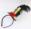 Dettaglio del cerchietto Halloween con mini cilindro nero, rose rosse e piuma decorativa - Mini Cappello Con Piume Di Rosa Rossa / Nero/Rosso/Oro