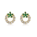 Dettaglio di orecchini placcati oro con pietre verdi a quadrifoglio e pavé di zirconi - Zirconia a ghirlanda verde