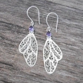Eleganti orecchini a farfalla in argento con strass viola e design con ali traforate - Goccia Viola Ala Cava