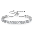Vue détaillée du bracelet de tennis à double rangée avec pierres brillantes et fermoir bolo réglable - Argenté