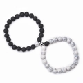 Détail de bracelets magnétiques pour couple avec perles de lave noire et turquoise blanche - Pierre de lave et howlite blanche synthétique
