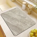Vista dettagliata della trama in marmo beige su un tappetino drenante da cucina rettangolare - 30*40cm / Marmo 20
